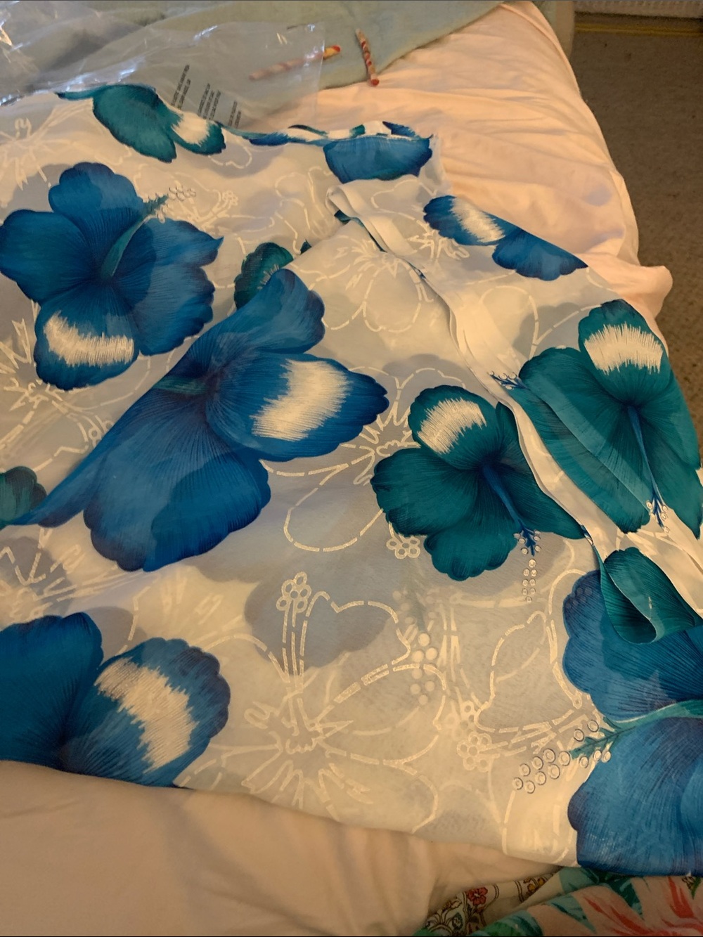 Vibrant teal/beige pareo. Hawaiian 🌺